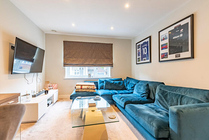 1 Bedroom Apartment For Sale In Cross Way, Harpenden, Hertfordshire, AL5