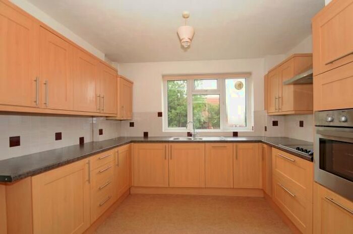2 Bedroom Flat To Rent In Fairway Court, Barnet, EN5