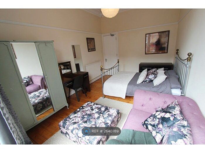 3 Bedroom Flat To Rent In Clarence Drive, Glasgow, G12