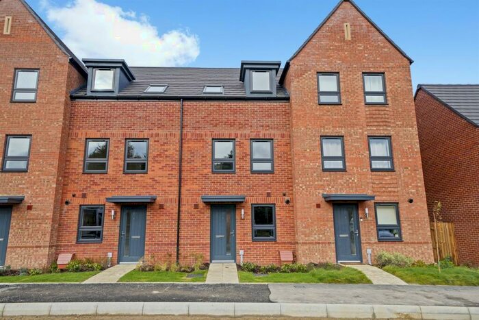 3 Bedroom Terraced House To Rent In Bedroom Terraced House In Betony Meadow, Dunstable, LU5