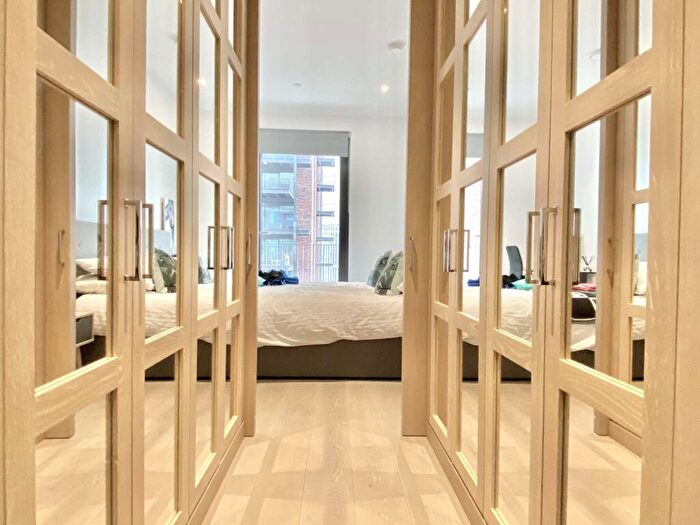 2 Bedroom Flat To Rent In Viaduct Gardens, Nine Elms, SW11