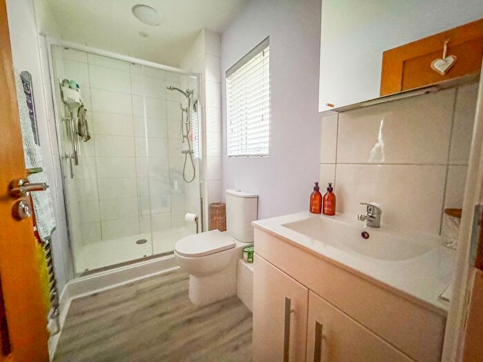 2 Bedroom Semi-Detached Bungalow For Sale In Willow Walk, Hockley, SS5