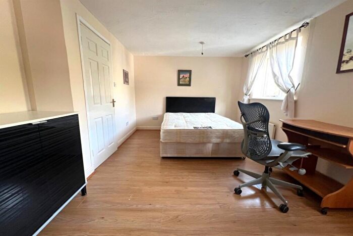 4 Bedroom House To Rent In Swansea Court, E16