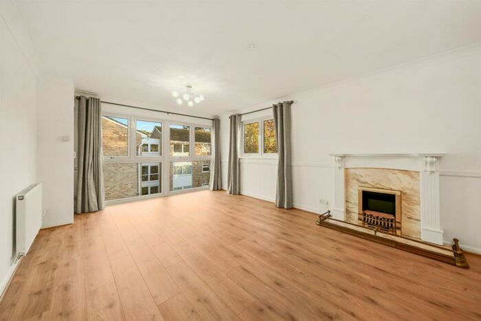 2 Bedroom Apartment To Rent In Foxgrove, Southgate, N14