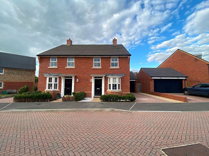 3 Bedroom Semi-Detached House To Rent In Silk Throwsters Way, Whitchurch, RG28