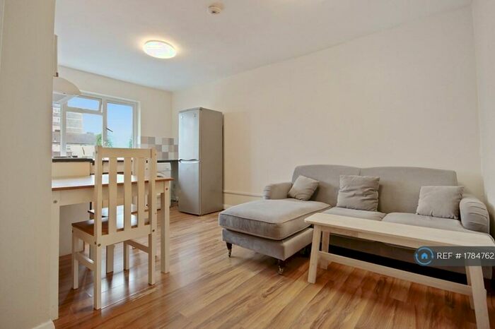 2 Bedroom Flat To Rent In Claremont Close, London, E16