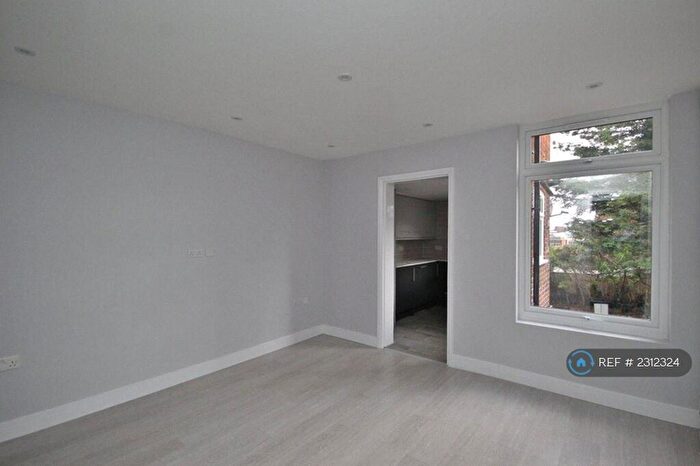 4 Bedroom Semi-Detached House To Rent In Denzil Road, Guildford, GU2