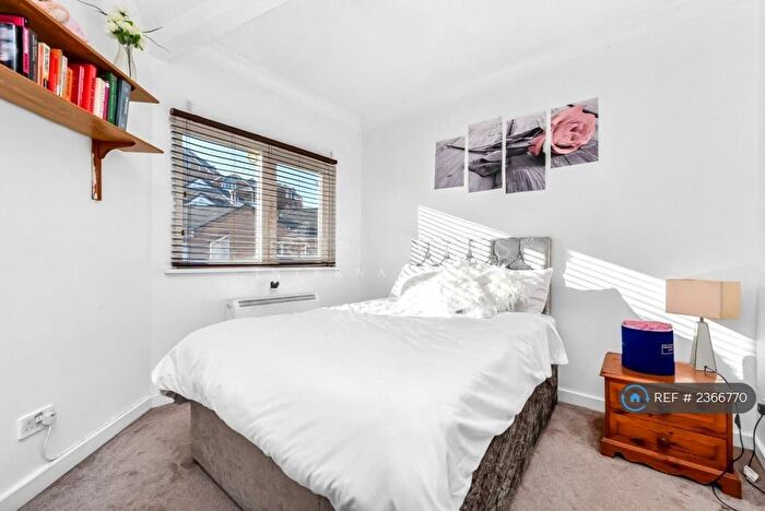 2 Bedroom Flat To Rent In Westferry Road, London, E14