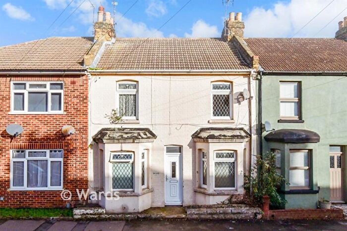 4 Bedroom Terraced House For Sale In Windsor Road, Gillingham, Kent, ME7
