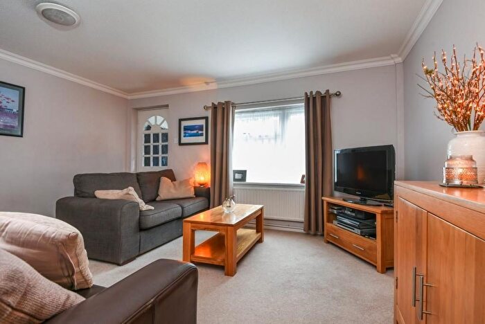 1 Bedroom Flat To Rent In Globe Pond, Rotherhithe, SE16