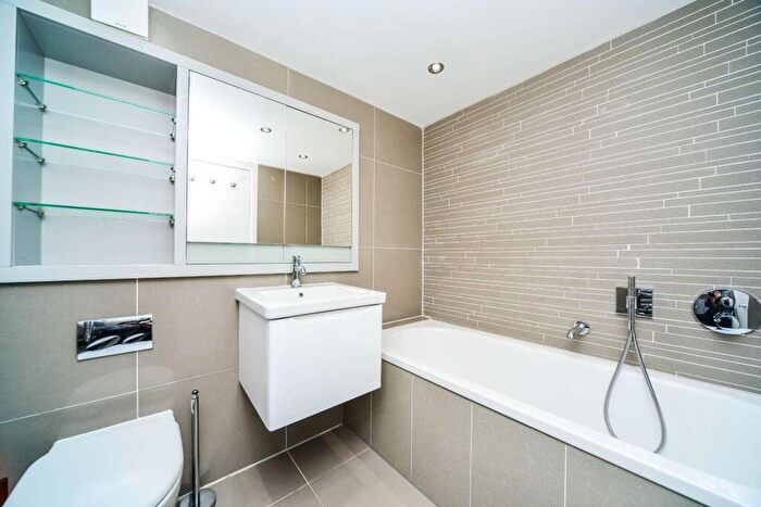 2 Bedroom Flat To Rent In Anchorage Point, Docklands, London, E14