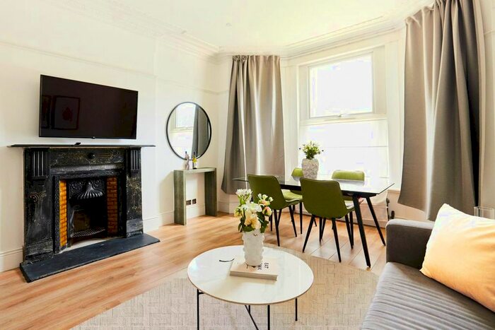 2 Bedroom Flat To Rent In Conyers Road, London, SW16
