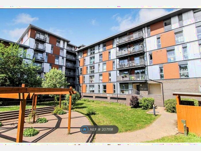 2 Bedroom Flat To Rent In Page Court, Crawley, RH10