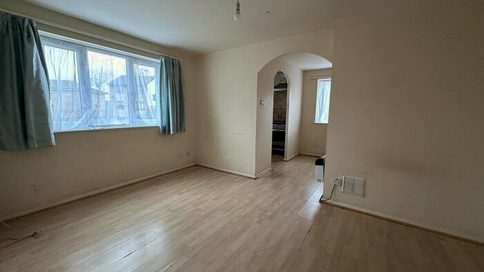 Studio To Rent In Magpie Close, Enfield, EN1