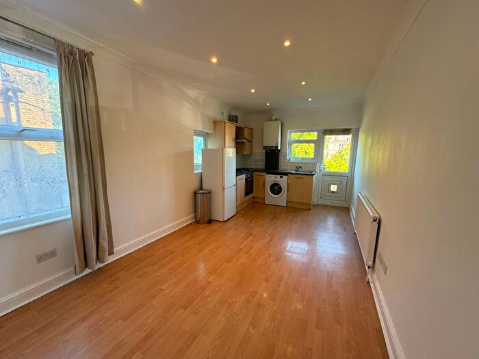 1 Bedroom Flat To Rent In Newport Road, London, E10