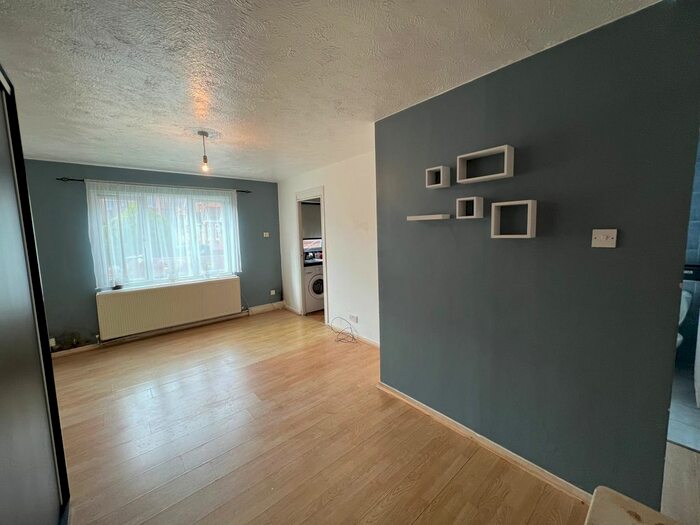 2 Bedroom Flat To Rent In Concord Close, Northolt, Middlesex, UB5
