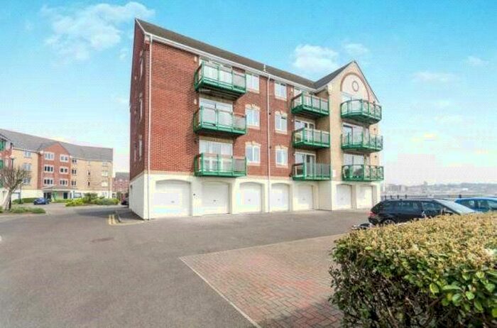 2 Bedroom Flat To Rent In Pacific Close, Southampton, Hampshire, SO14