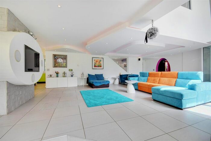 4 Bedroom Detached House For Sale In Ridgeway, Hutton Mount, Brentwood, CM13