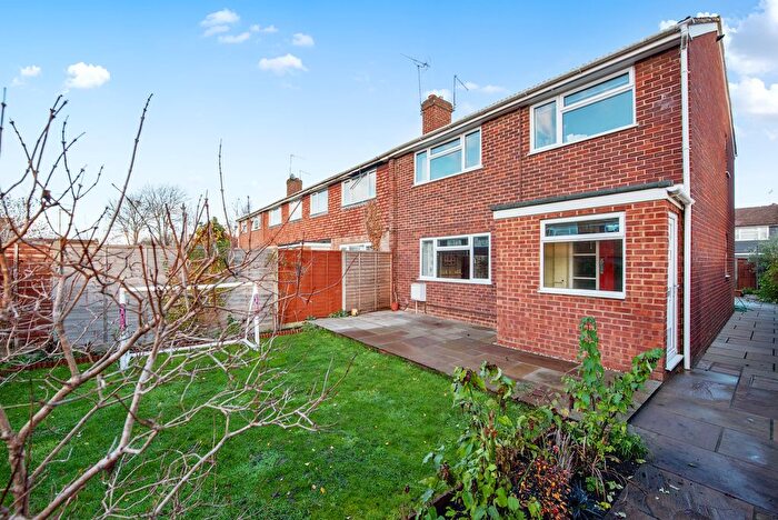 3 Bedroom End Terrace House For Sale In Beaulieu Gardens, Blackwater, Camberley, GU17