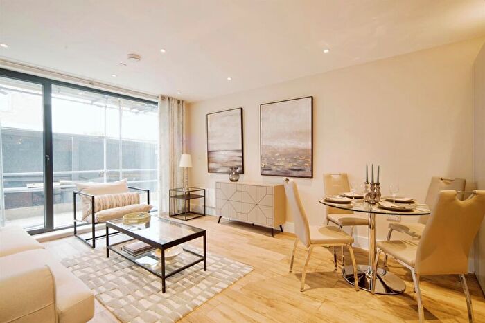 1 Bedroom Apartment For Sale In Stanborough Gardens, Hoddesdon, EN11