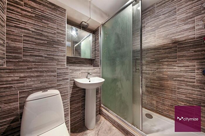 1 Bedroom Flat For Sale In Barberry Close, Romford, RM3
