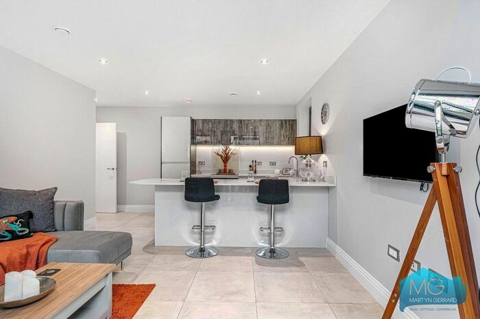 2 Bedroom Flat For Sale In Brownlow Road, London, N11