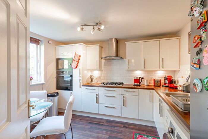 2 Bedroom Flat To Rent In Dicksonfield, Edinburgh, EH7