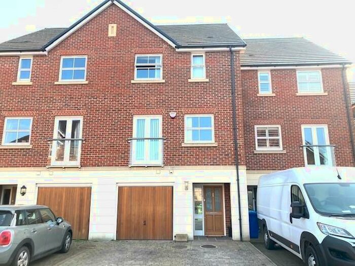 4 Bedroom Town House To Rent In Rufford Gate, Bracknell, RG12