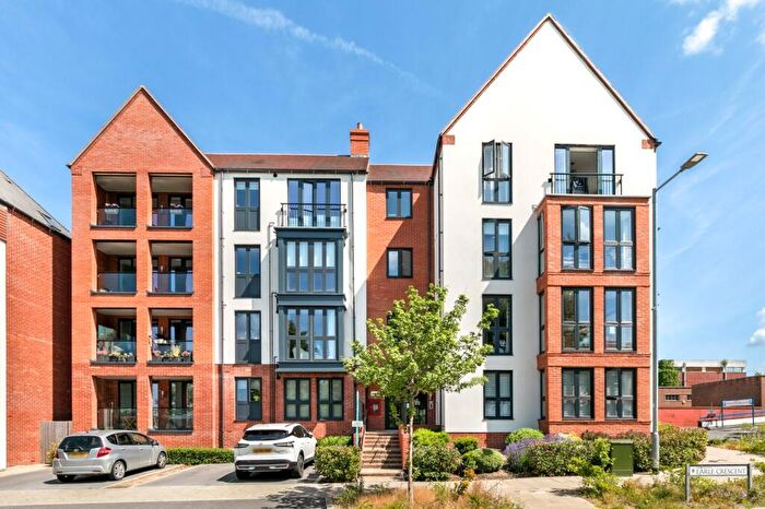 2 Bedroom Apartment For Sale In Earle Crescent, Wokingham, RG40