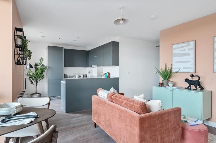 1 Bedroom Flat To Rent In New Road Triangle, Feltham, TW14