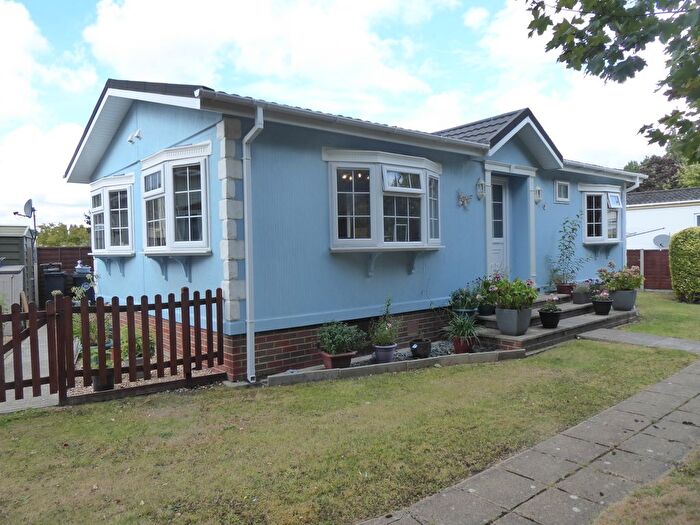 2 Bedroom Mobile/park Home For Sale In Mytchett Farm Park, Mytchett, Nr Camberley, GU16