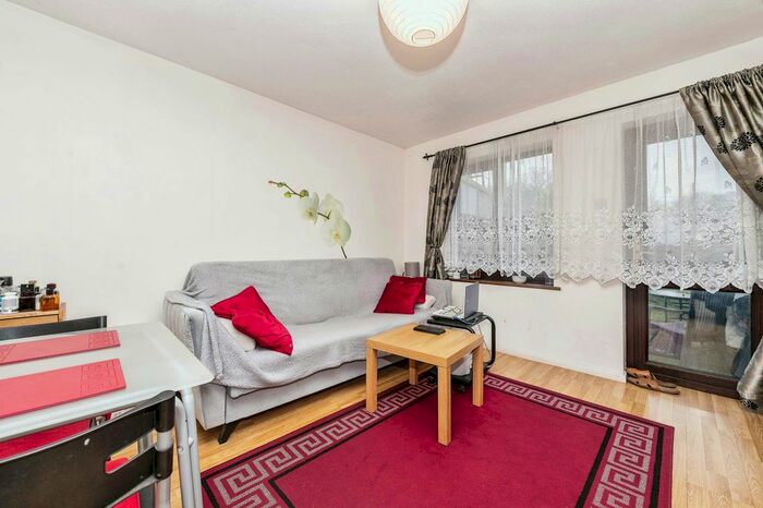 2 Bedroom Terraced House For Sale In Chiltern Gardens, Waller Avenue, Luton, Bedfordshire, LU4