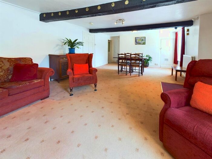 4 Bedroom End Of Terrace House For Sale In High Street, ShiptonUnder