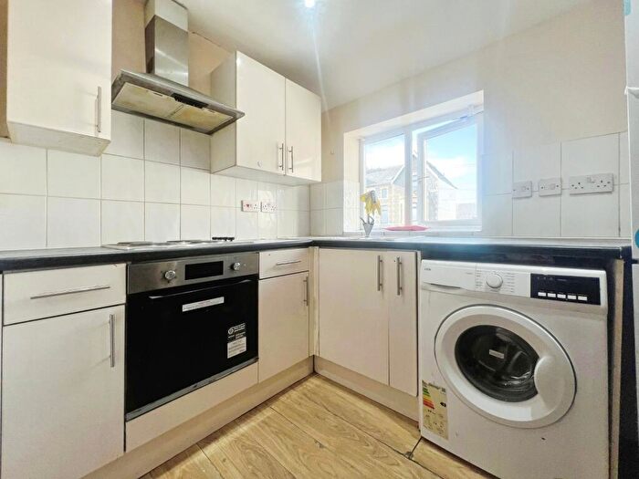 2 Bedroom Flat To Rent In Albany Road, Cardiff, CF24