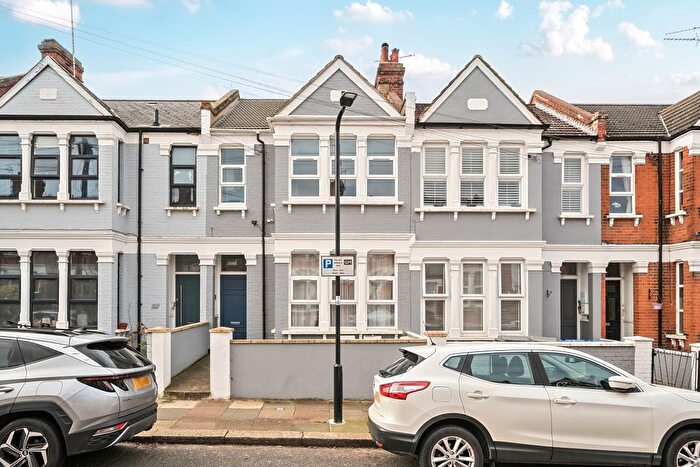3 Bedroom Flat To Rent In Larch Road, London, NW2