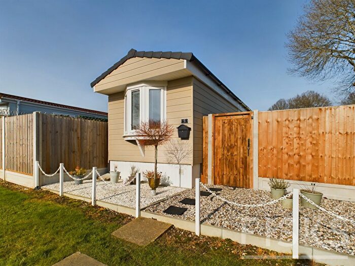 1 Bedroom Park Home For Sale In Kingsleigh Park Homes, Benfleet, SS7