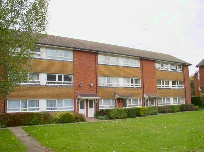 2 Bedroom Flat To Rent In Strode Street, Egham, Surrey, TW20