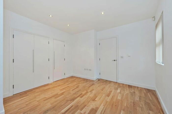 2 Bedroom Property To Rent In Woodside Park Road, London, N12