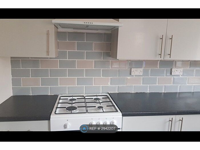 4 Bedroom Semi-Detached House To Rent In Barnsley Road, Sheffield, S5