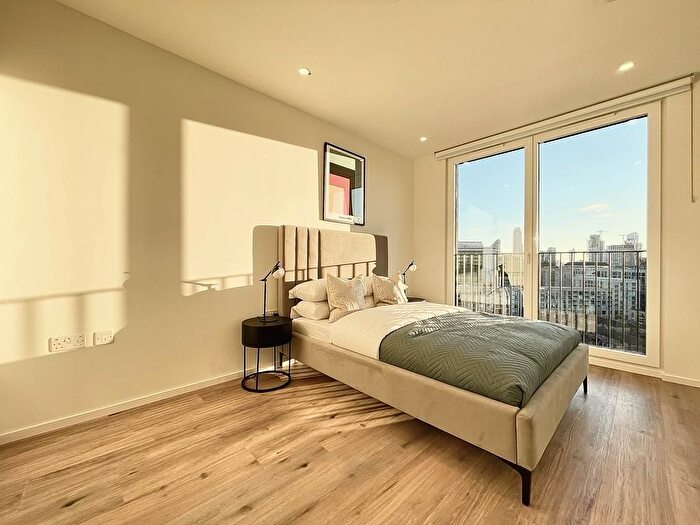 2 Bedroom Flat To Rent In Curlew House, Hawser Lane, Poplar Riverside, London, E14