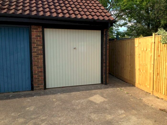 Garage / Parking To Rent In Rickwood, Horley, RH6