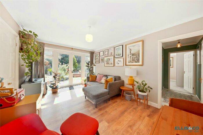 2 Bedroom Apartment To Rent In Holden Road, London, N12
