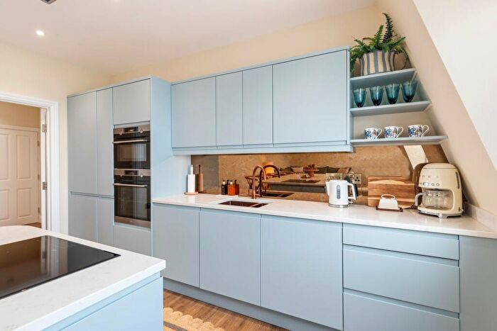 2 Bedroom Apartment For Sale In Tenby, SA70
