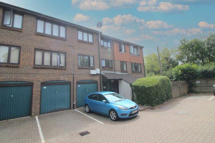 1 Bedroom Flat To Rent In Connaught Gardens, Crawley, RH10