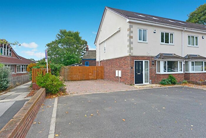 4 Bedroom Town House For Sale In Brooksbank Court Leeds, LS15