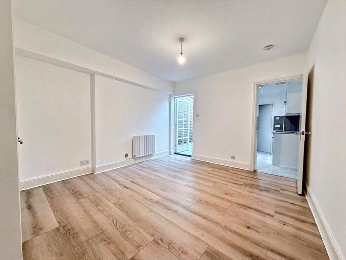 3 Bedroom Flat To Rent In Victoria Street, Windsor, SL4