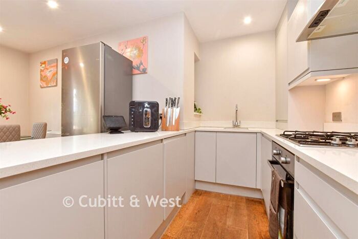 2 Bedroom Flat For Sale In Woodcote Grove Road, Coulsdon, Surrey, CR5