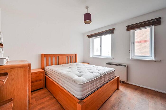 1 Bedroom Flat To Rent In Myers Lane, New Cross, London, SE14