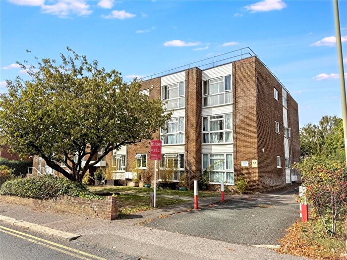 1 Bedroom Apartment For Sale In Pineridge Court, Bells Hill, Barnet, EN5