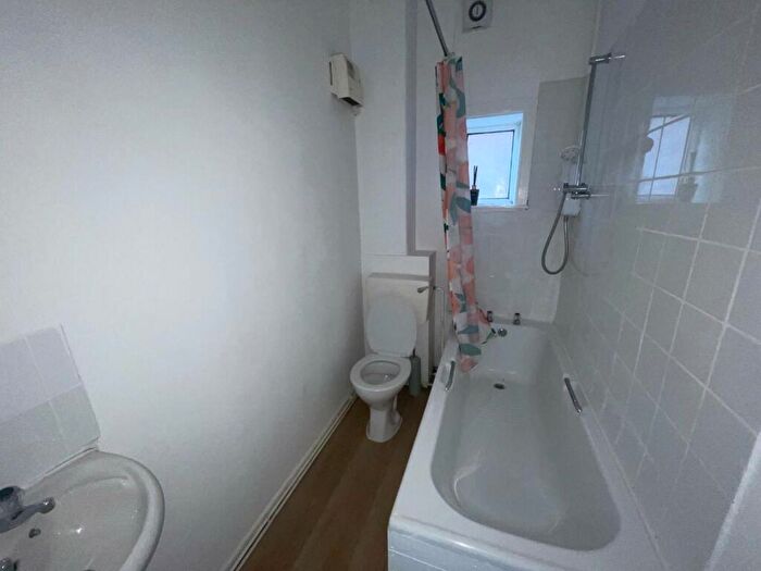 Flat To Rent In Clarendon Road, Manchester, M16
